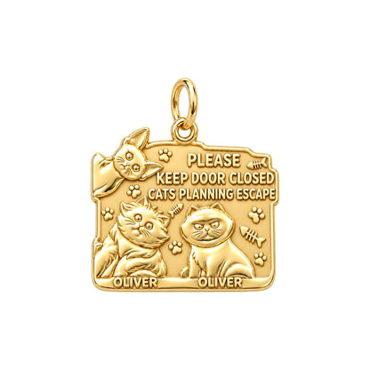 Cat Escape Artist Charm Bracelet – Personalized Cat Mom Gift – 18K gold plated 3 cm charm, front view