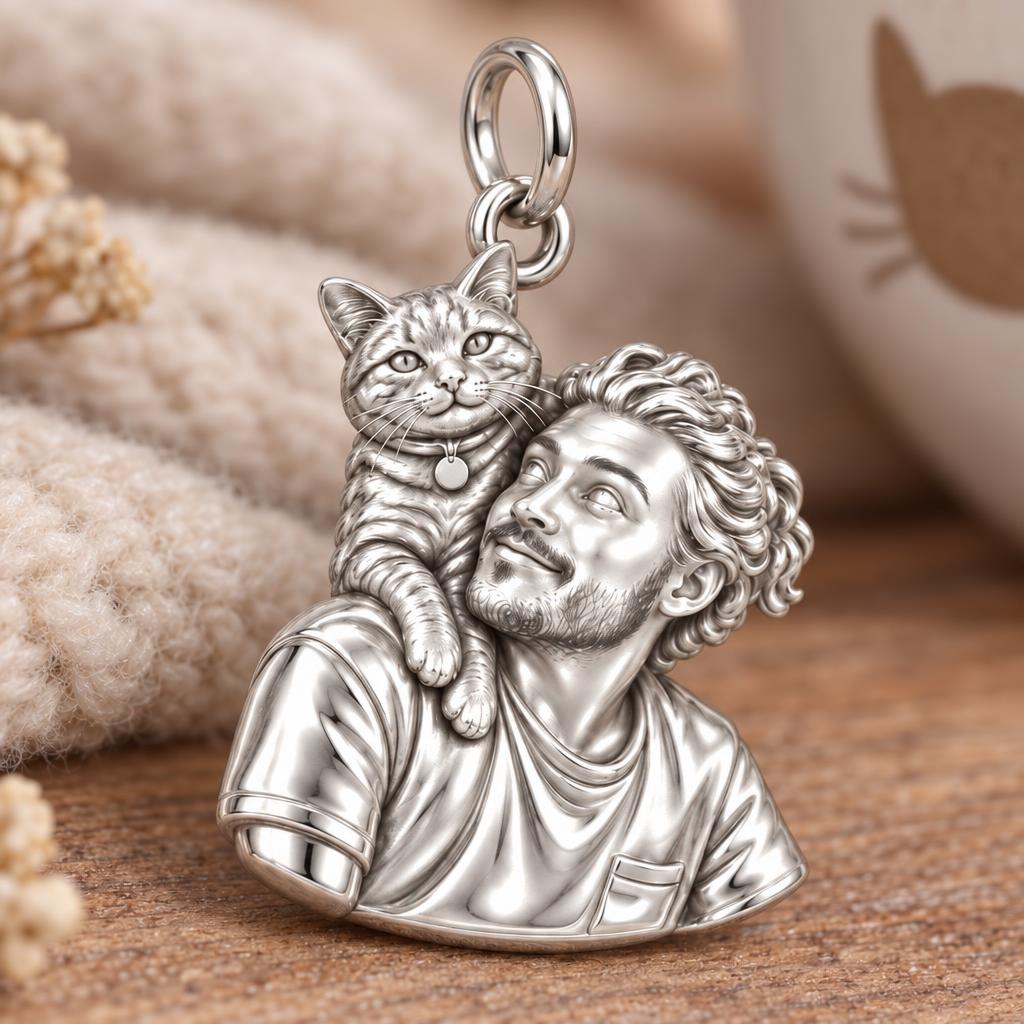 Cozy Shoulder Cat Selfie Charm Bracelet – Personalized Cat Mom Gift – macro detail of the charm