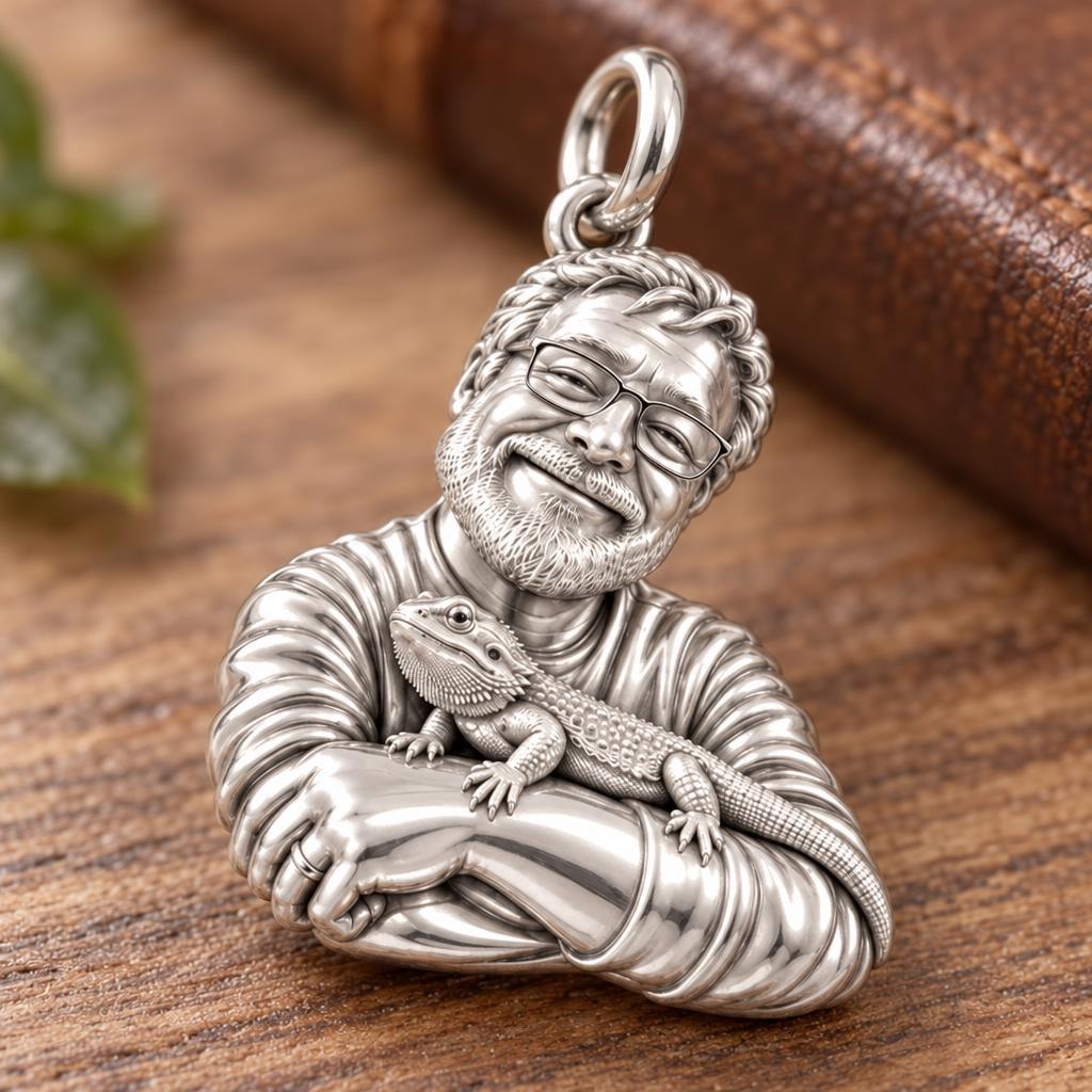 Custom Bearded Dragon Selfie Charm Bracelet – Personalized Pet Lovers Gift – macro detail of the charm