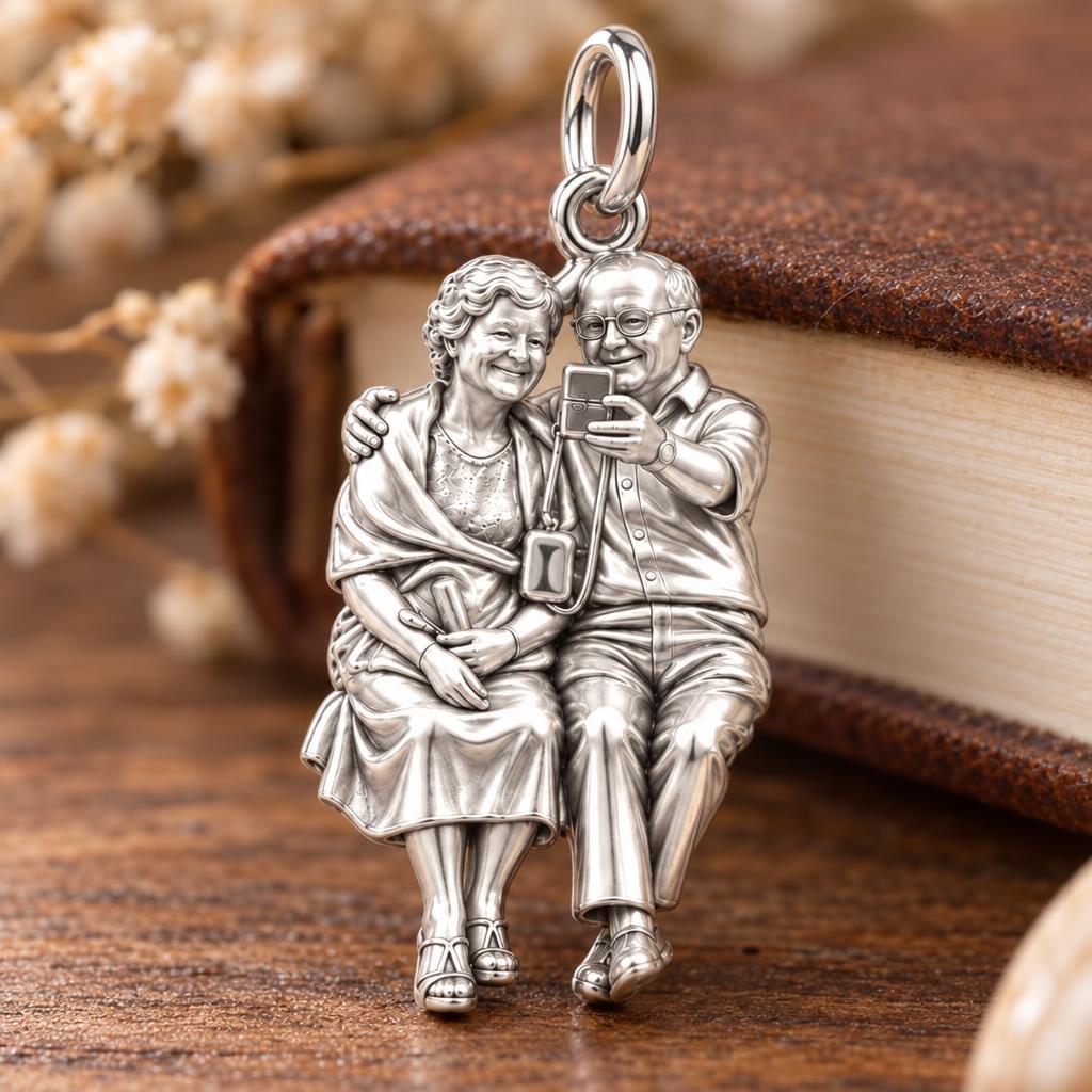 Eternal Couple Selfie Charm Bracelet – Personalized Couple Gift – macro detail of the charm