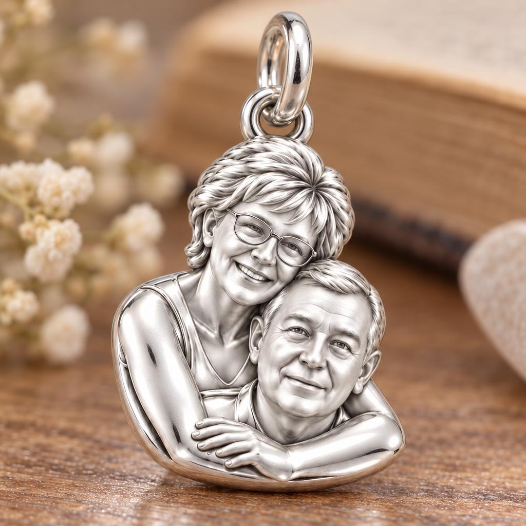 Everlasting Embrace Charm Bracelet – Personalized Couple Gift – macro detail of the charm
