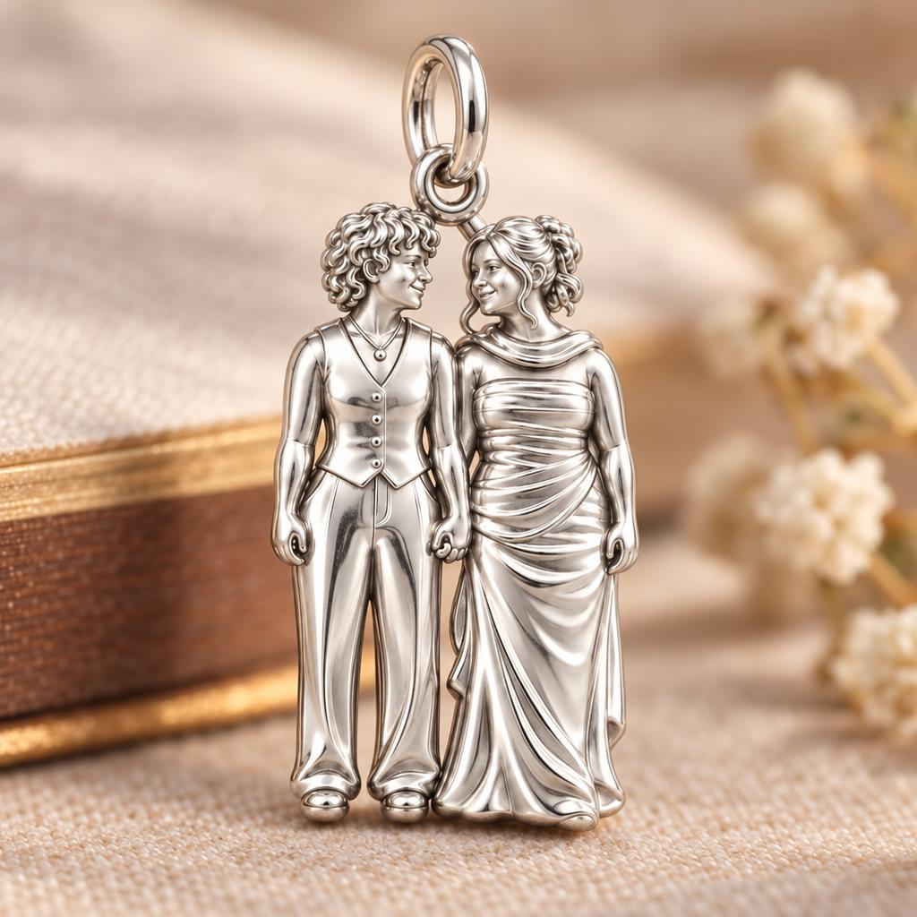 Everlasting Hand in Hand Charm Bracelet – Personalized Couple Gift – macro detail of the charm