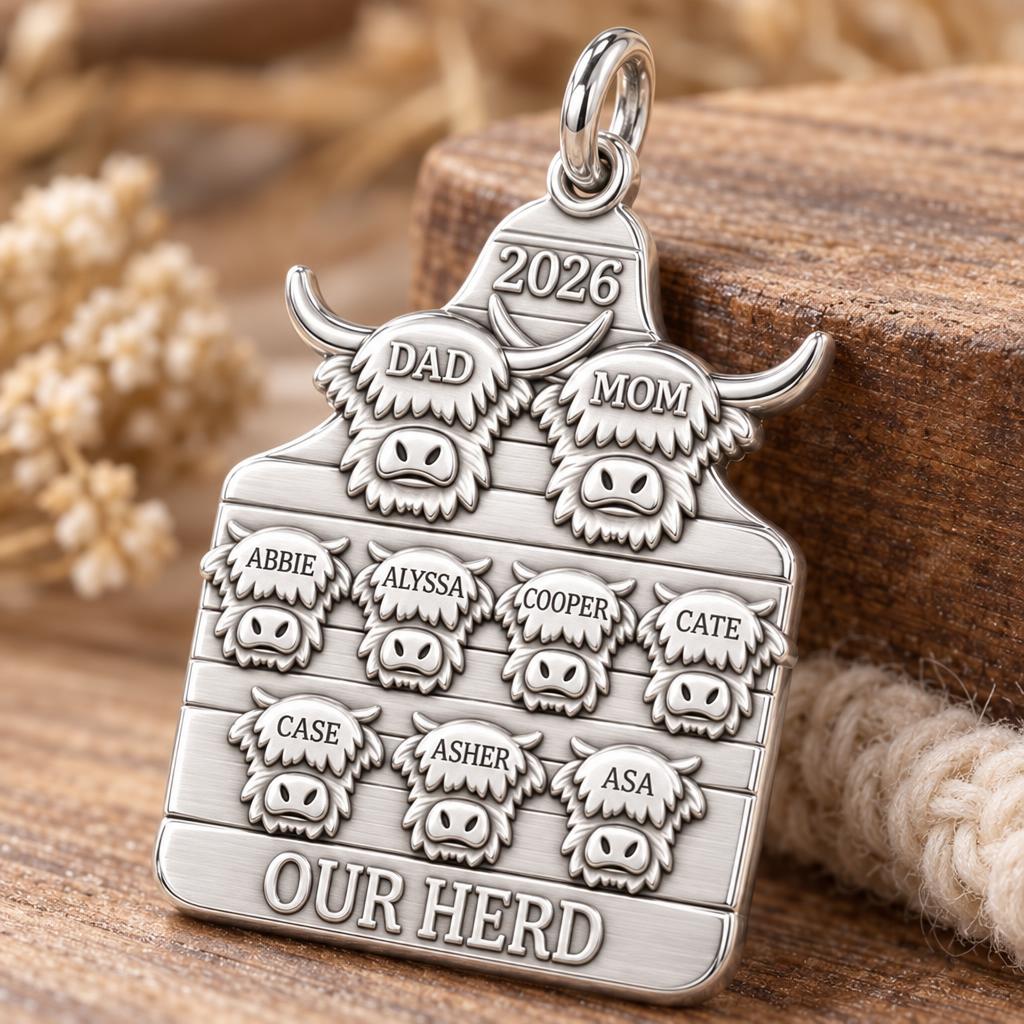 Highland Cow Family Herd Charm Bracelet – Personalized Mom Gift – macro detail of the charm