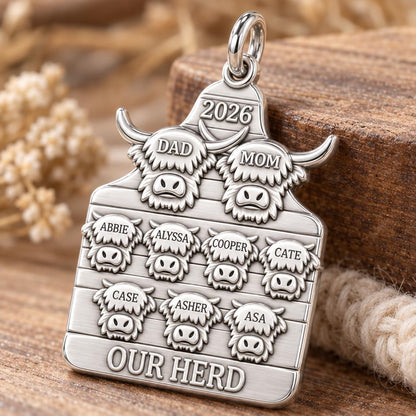Highland Cow Family Herd Charm Bracelet – Personalized Mom Gift – macro detail of the charm
