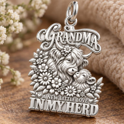 Highland Cow Herd Charm Bracelet – Personalized Grandma Gift – macro detail of the charm