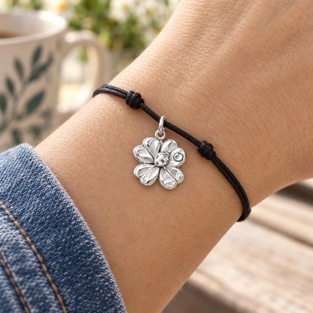 Lucky Ladybug Clover Charm Bracelet – Personalized Mom Gift – 18K gold charm, front view