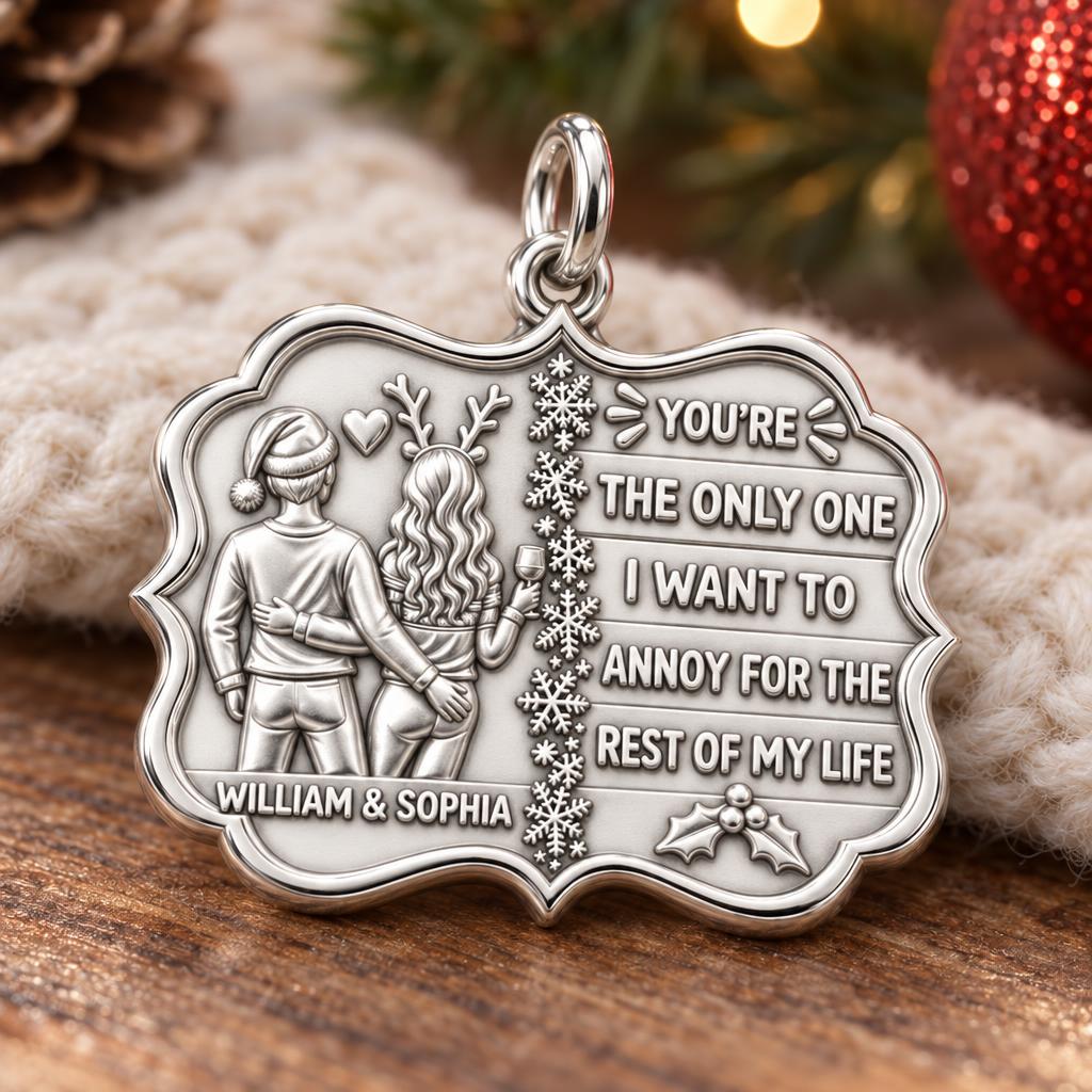 Playful Holiday Couple Charm Bracelet – Personalized Couple Gift – macro detail of the charm