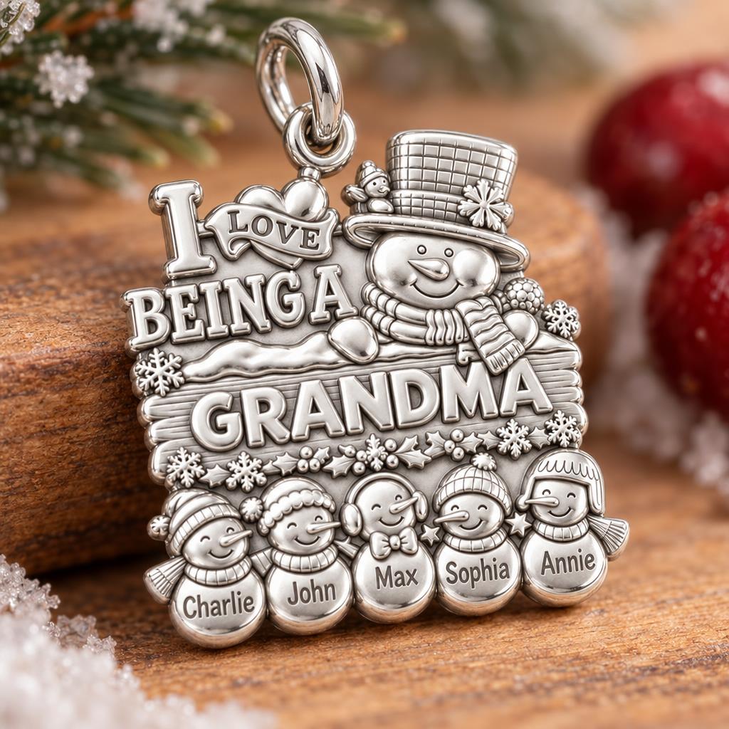 Snowman Family Gathering Charm Bracelet – Personalized Grandma Gift – macro detail of the charm