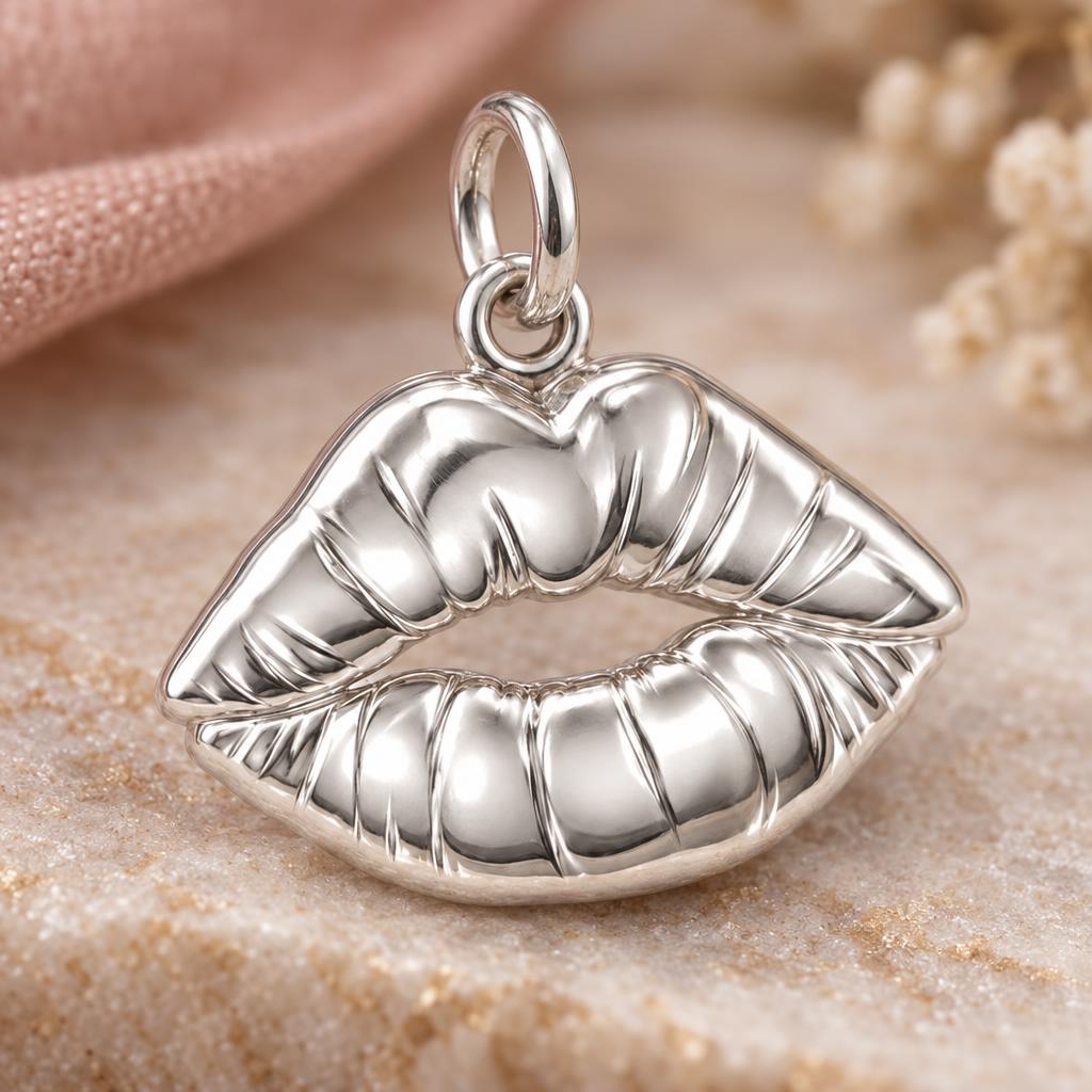 Velvet Kiss Charm Bracelet – Personalized Couple Gift – macro detail of the charm