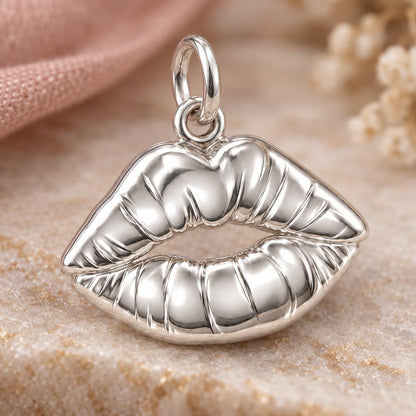 Velvet Kiss Charm Bracelet – Personalized Couple Gift – macro detail of the charm