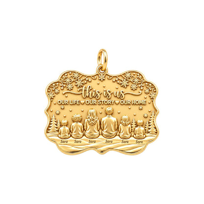 Winter Family Story Charm Bracelet – Personalized Mom Gift – 18K gold plated 3 cm charm, front view